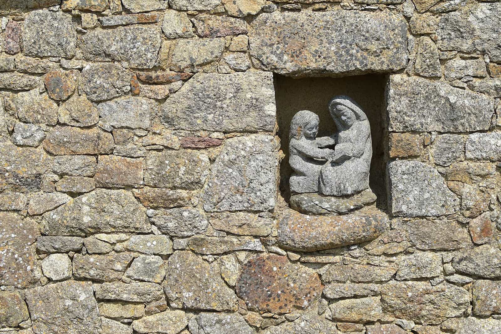 Oiseaux pivert perché sur une façade crépie percée de trous