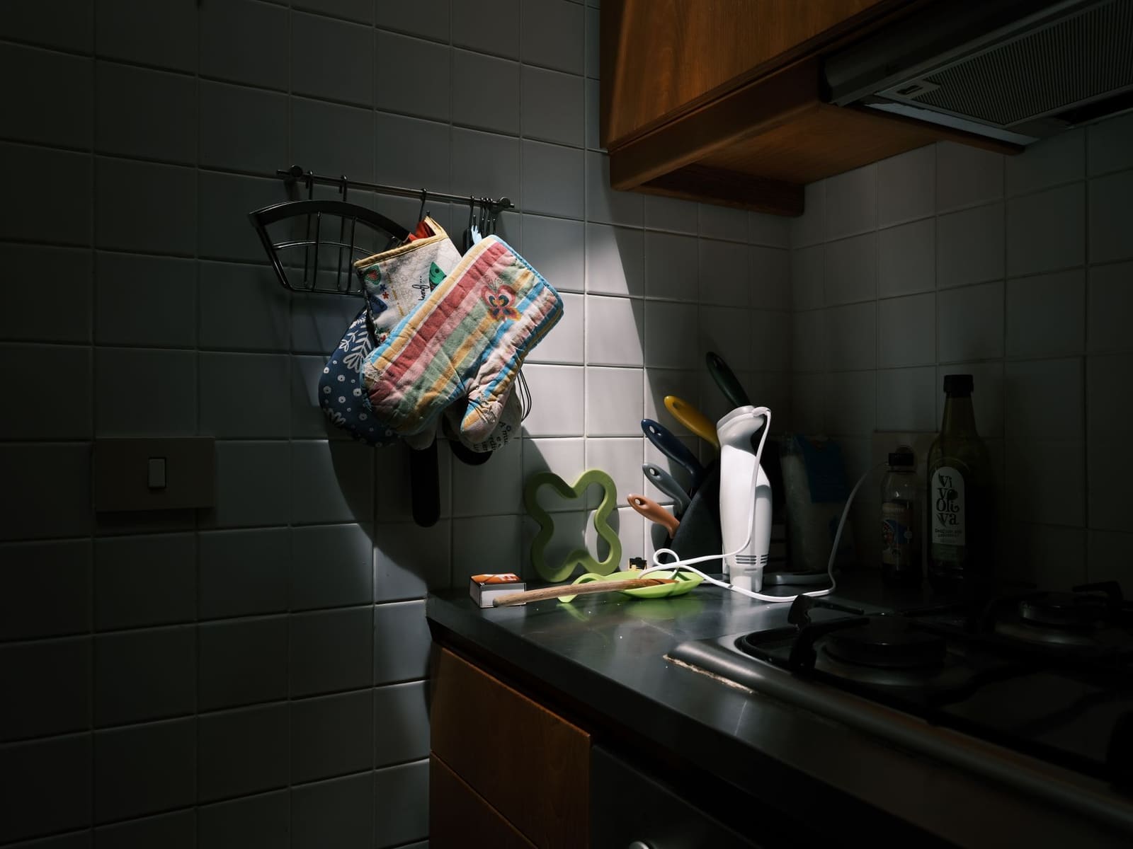 Cafard maison sur un plan de travail de cuisine la nuit près d'une plinthe